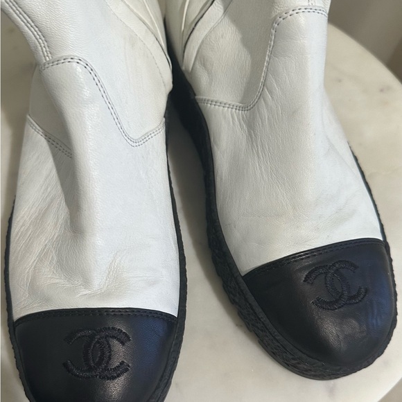 White Chanel boots bought at main Chanel store in Paris - Picture 2 of 4